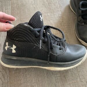 Sz 1Y Under Armour Kids Black Athletic Shoes